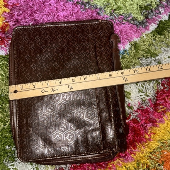 Christian Art Gifts Leather-look Brown Bible Cover Zip Around With Handle 11" - Picture 7 of 7